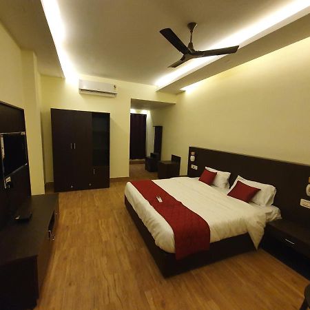 Sri Lakshmi Palace A/C Hotel Suluru Екстериор снимка