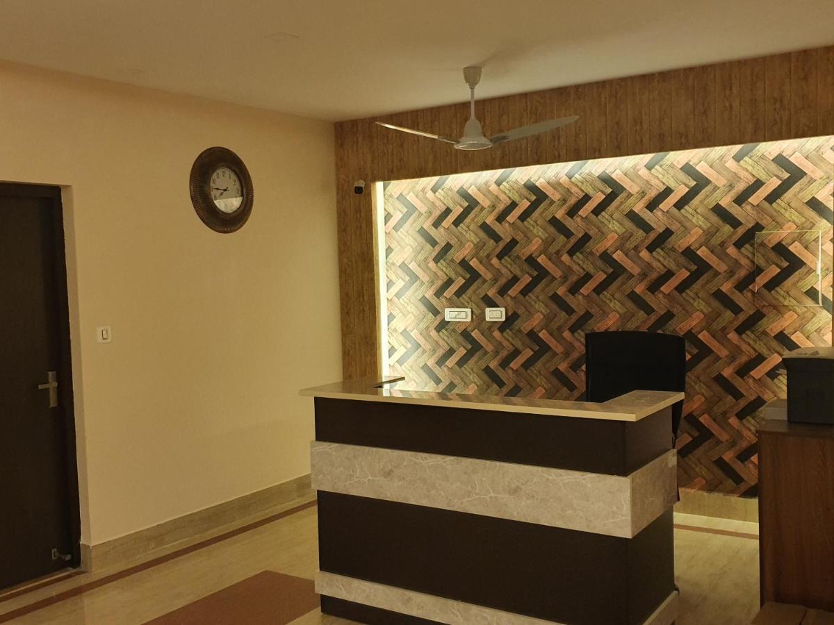 Sri Lakshmi Palace A/C Hotel Suluru Екстериор снимка