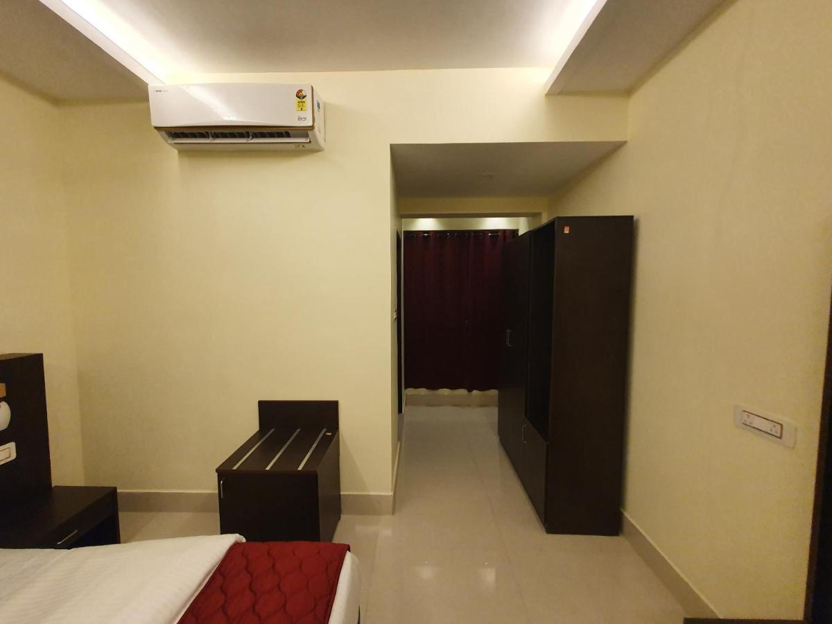 Sri Lakshmi Palace A/C Hotel Suluru Екстериор снимка