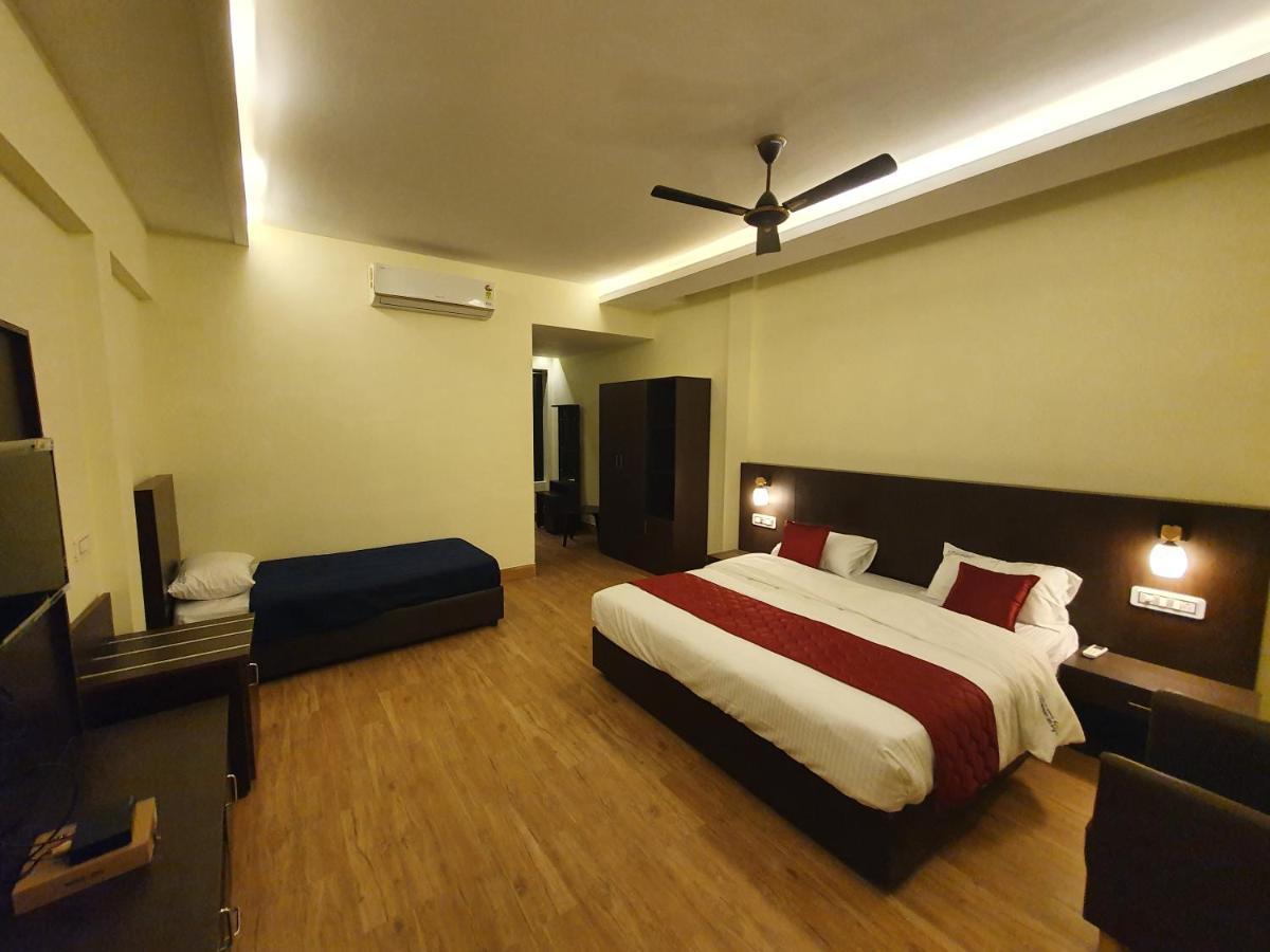 Sri Lakshmi Palace A/C Hotel Suluru Екстериор снимка