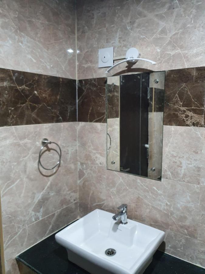 Sri Lakshmi Palace A/C Hotel Suluru Екстериор снимка